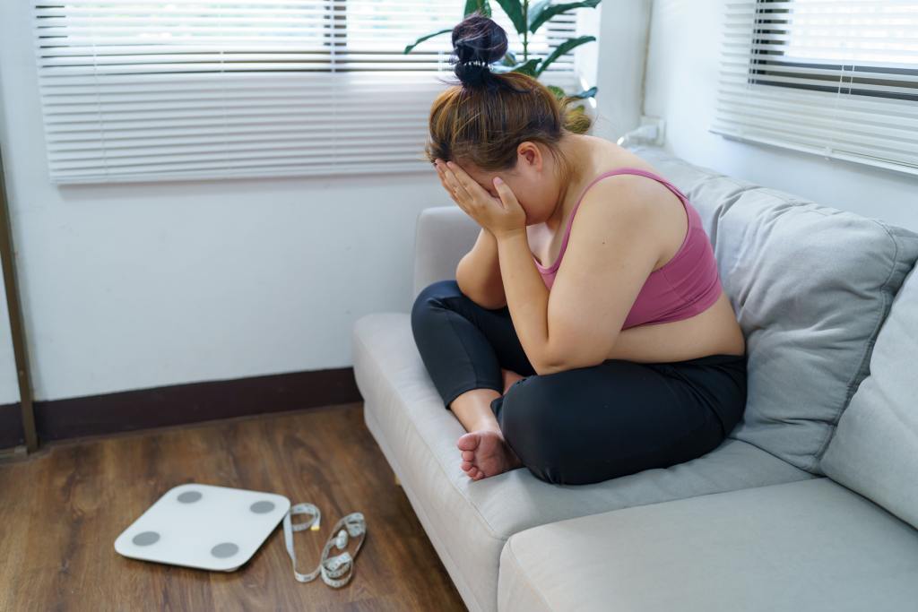 Nadwaga często nie jest tylko kwestią kalorii, ale sygnałem, że organizm stracił energię i równowagę organizmu. W takich sytuacjach warto sięgnąć po terapie wspomagające organizm i terapie naturalne, które wspierają metabolizm, jelita i gospodarkę hormonalną. W holistycznym podejściu do zdrowia patrzymy na ciało jako całość – bo dopiero gdy organizm odzyska równowagę, może zacząć współpracować.